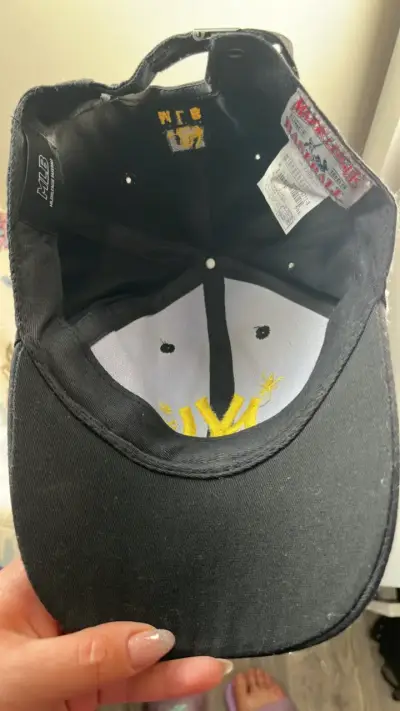 Gorra negra con bordado amarillo y diseños - miniatura 3