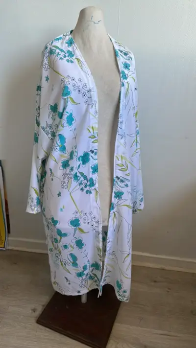 Kimono floral blanco y azul para mujer - miniatura 1