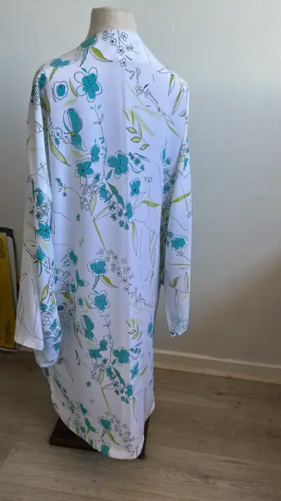Kimono floral blanco y azul para mujer - miniatura 2
