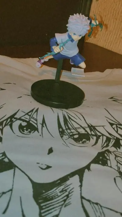 Figura de anime killua con camiseta estampada - miniatura 1