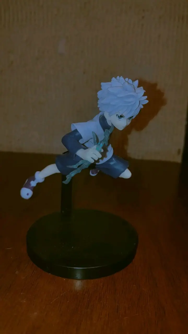 Figura de anime killua con camiseta estampada - 2
