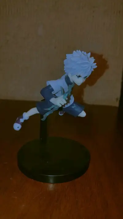 Figura de anime killua con camiseta estampada - miniatura 2