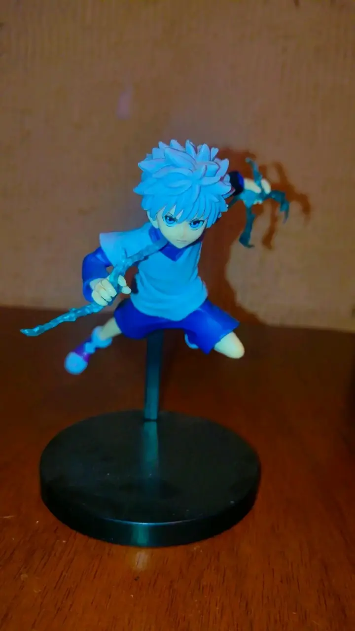 Figura de anime killua con camiseta estampada - 4