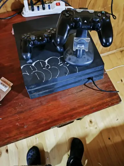 Consola PS4 pro con dos controles - miniatura 1