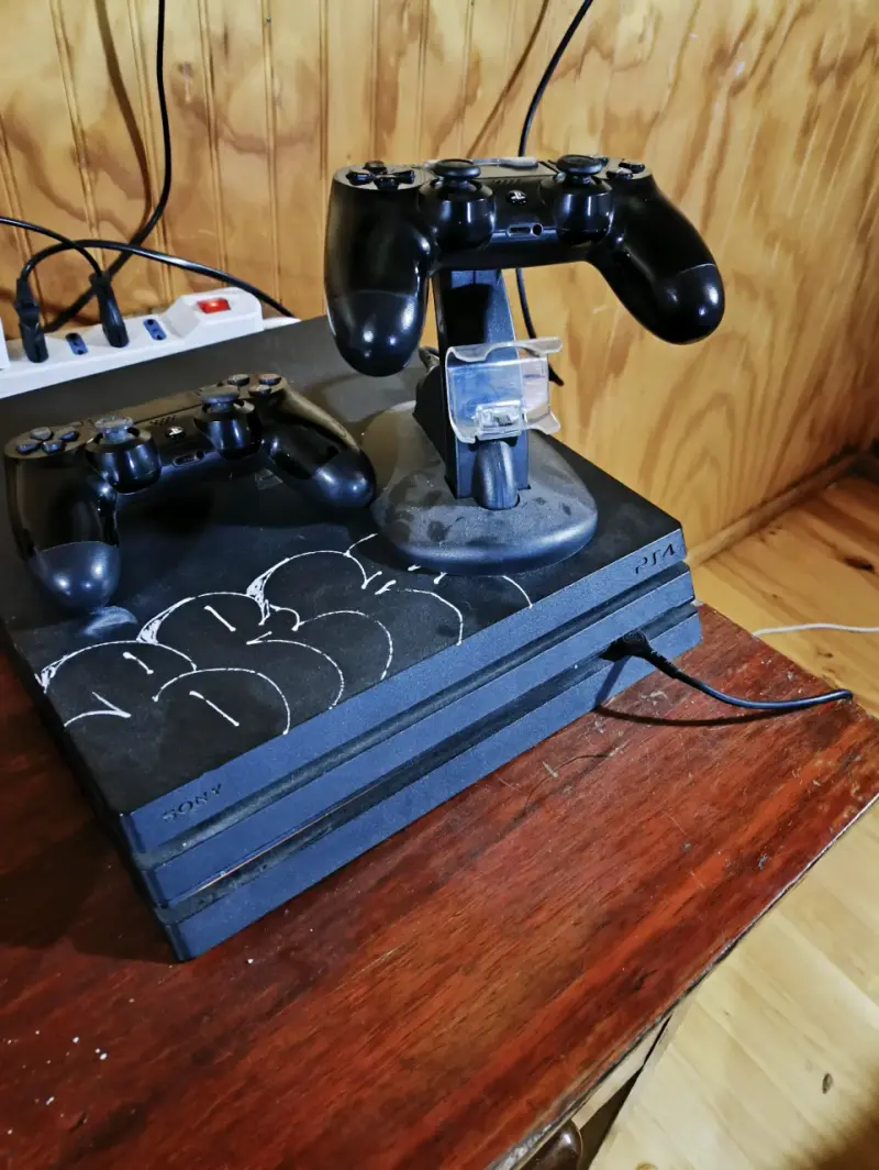 Consola PS4 pro con dos controles - 2