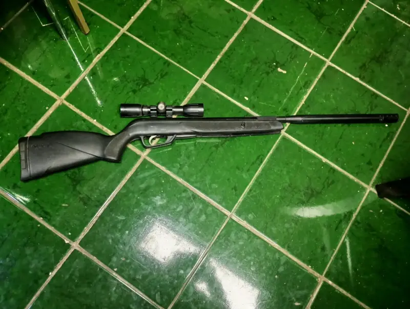 Rifle de aire comprimido con mira