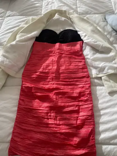 Vestido strapless rojo con chaqueta blanca - miniatura 1