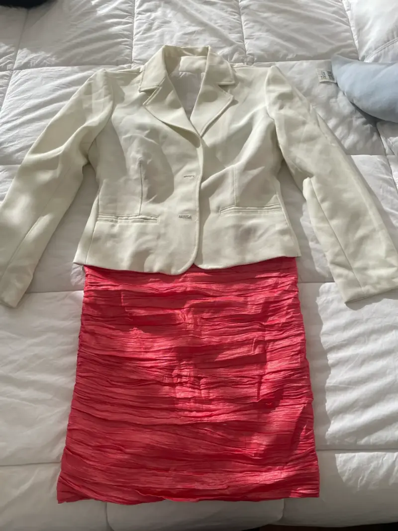 Vestido strapless rojo con chaqueta blanca - 2