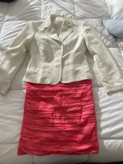 Vestido strapless rojo con chaqueta blanca - miniatura 2