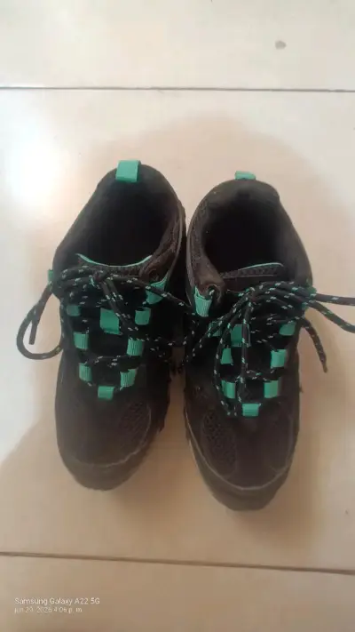 Zapatillas deportivas negras con detalles verdes - miniatura 1