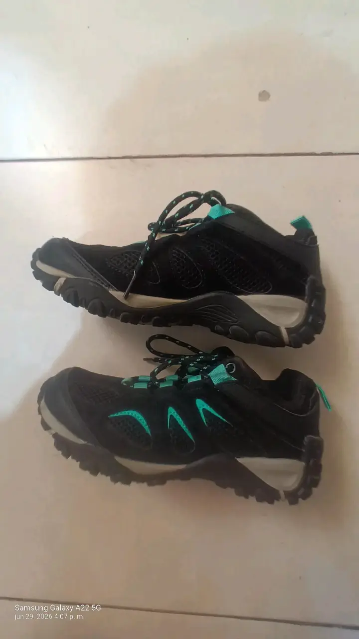 Zapatillas deportivas negras con detalles verdes - 2