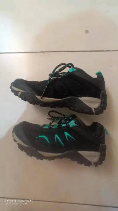 Zapatillas deportivas negras con detalles verdes - miniatura 2