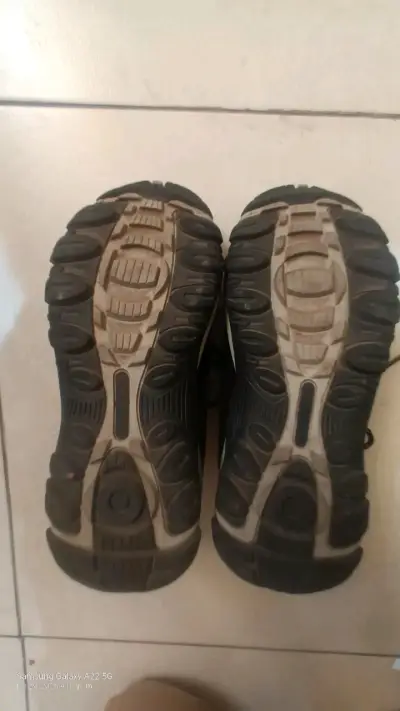 Zapatillas deportivas negras con detalles verdes - miniatura 3
