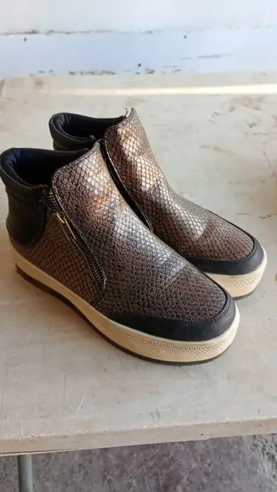 Zapatos y chaqueta de mujer - miniatura 2