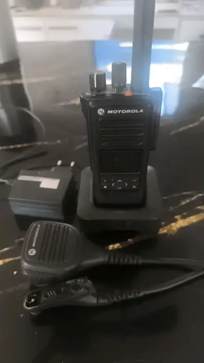 Radio Motorola con cargador y micrófono - miniatura 1