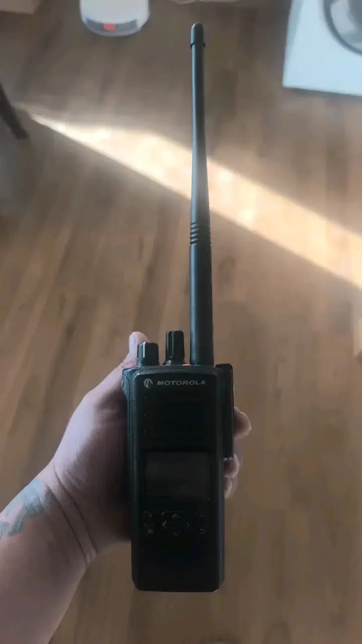 Radio Motorola con cargador y micrófono - 2