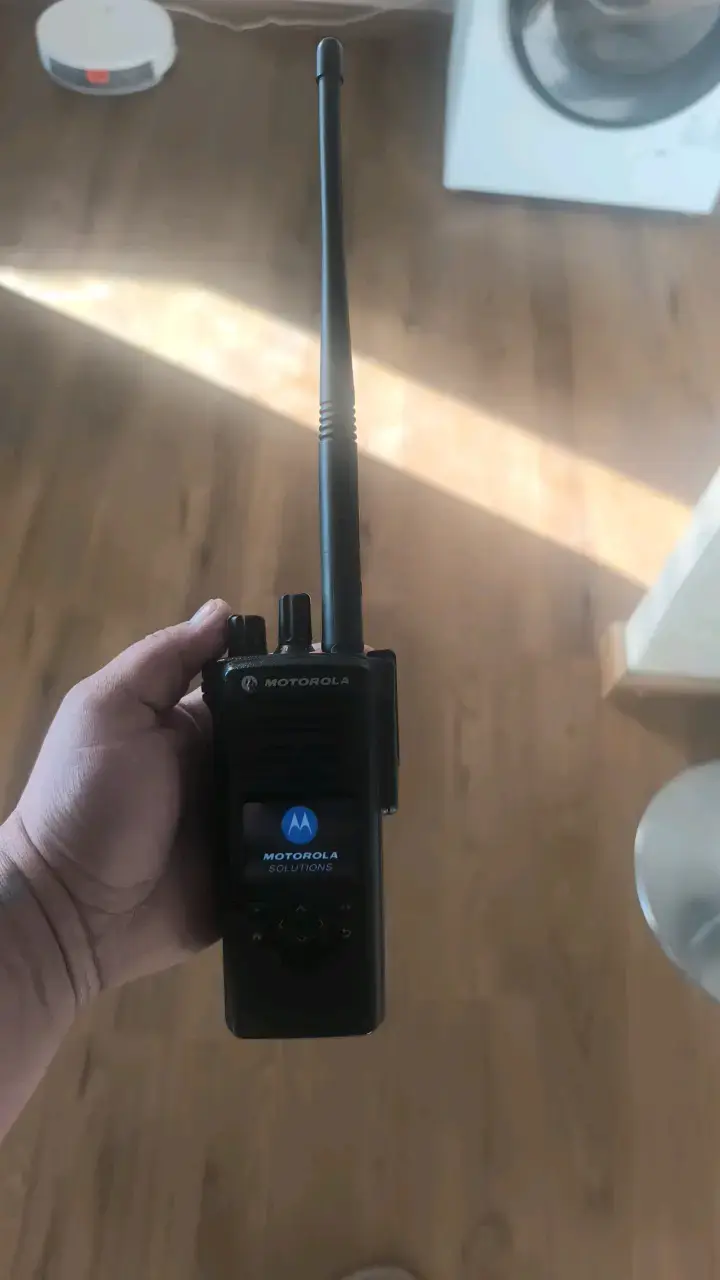 Radio Motorola con cargador y micrófono - 3