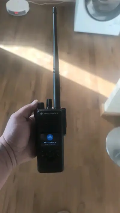 Radio Motorola con cargador y micrófono - miniatura 3