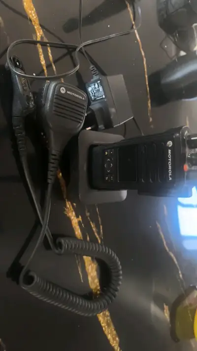 Radio Motorola con cargador y micrófono - miniatura 4