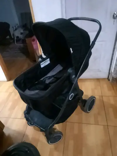 Coche de bebé negro con capota ajustable - miniatura 1