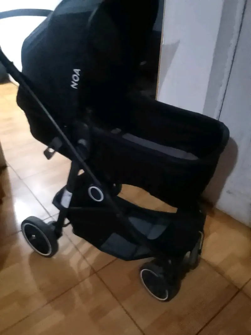Coche de bebé negro con capota ajustable - 2