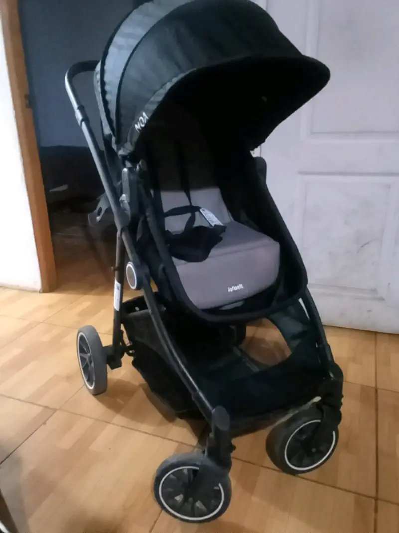 Coche de bebé negro con capota ajustable - 3