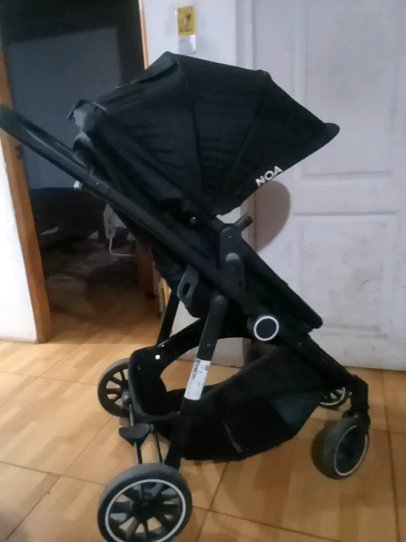 Coche de bebé negro con capota ajustable - 4