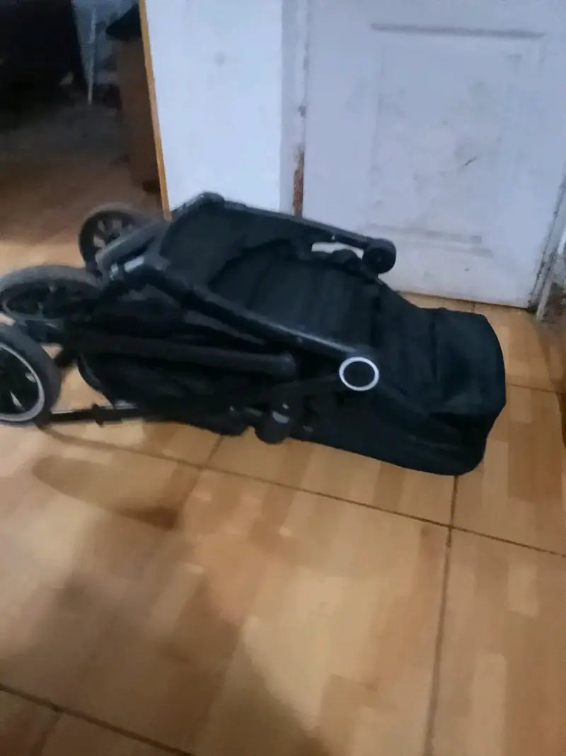 Coche de bebé negro con capota ajustable - 6