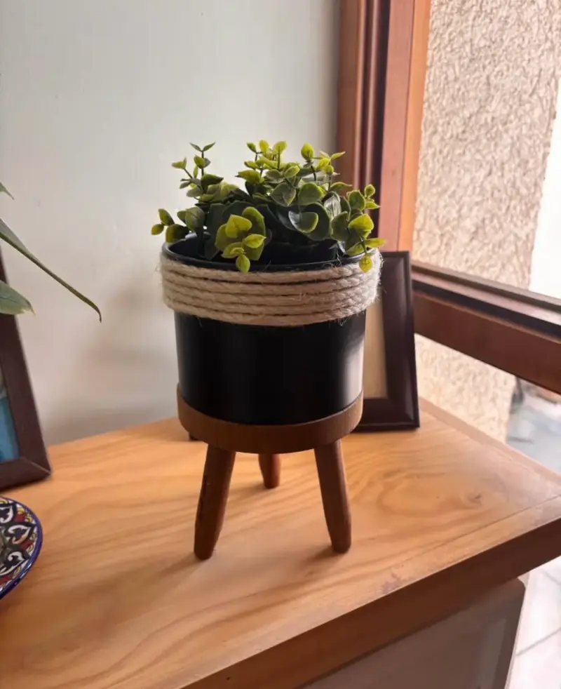 Macetero decorativo con soporte de madera