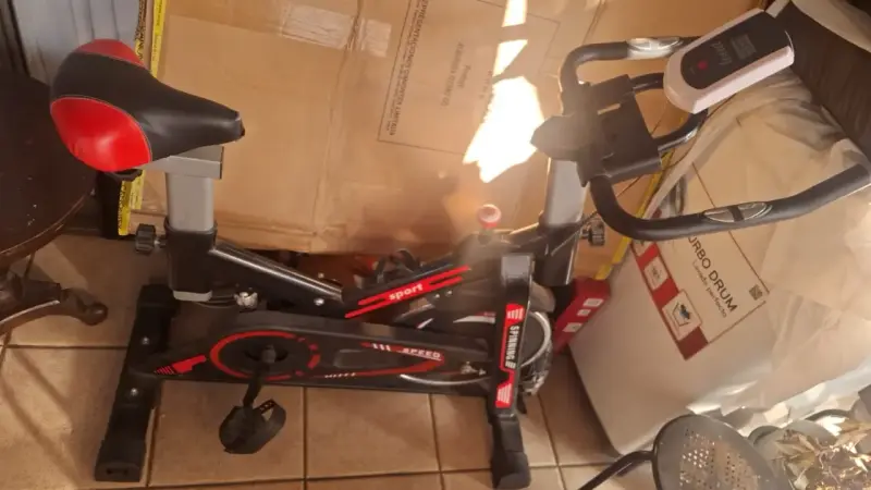 Bicicleta estática de ejercicio con monitor