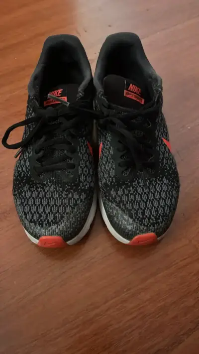 Zapatillas deportivas Nike negras y naranjas - miniatura 1