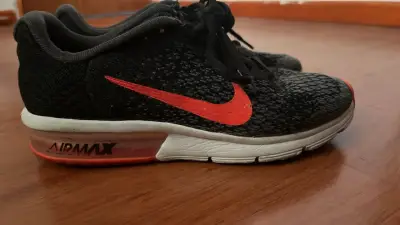 Zapatillas deportivas Nike negras y naranjas - miniatura 2