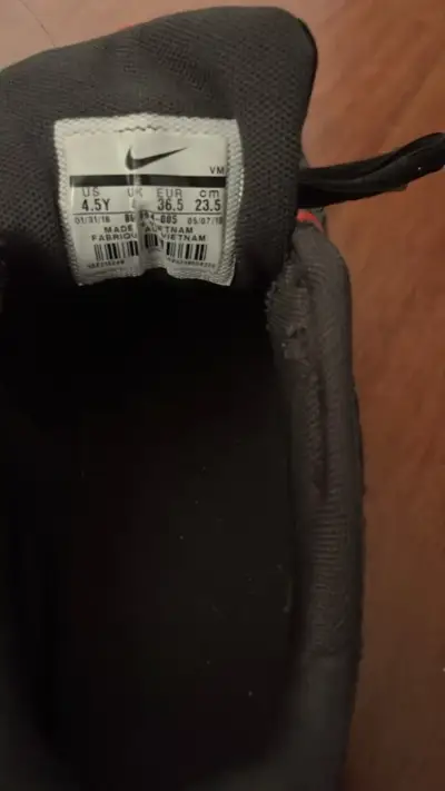 Zapatillas deportivas Nike negras y naranjas - miniatura 3