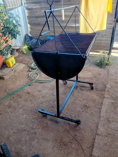 Parrilla asadora de hierro con ruedas - miniatura 1