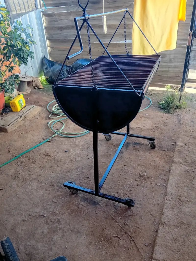 Parrilla asadora de hierro con ruedas - 4