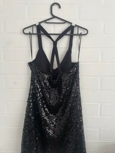 Vestido negro elegante con detalles brillantes - miniatura 2