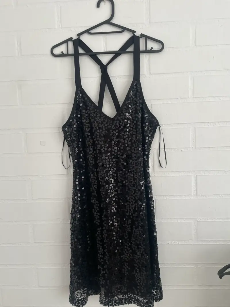 Vestido negro elegante con detalles brillantes - 6