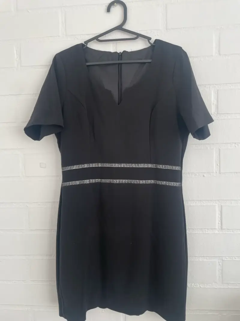 Vestido negro elegante con detalles brillantes - 7