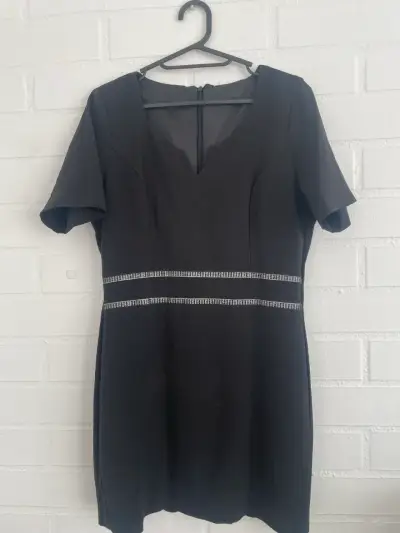 Vestido negro elegante con detalles brillantes - miniatura 7