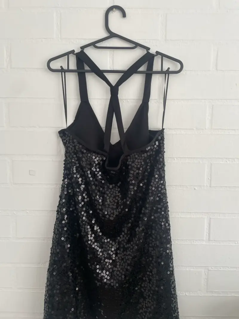 Vestido negro elegante con detalles brillantes - 8