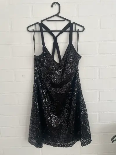 Vestido negro elegante con detalles brillantes - miniatura 9