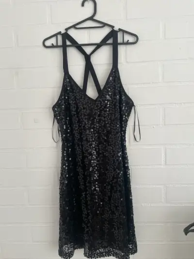 Vestido negro elegante con detalles brillantes - miniatura 12
