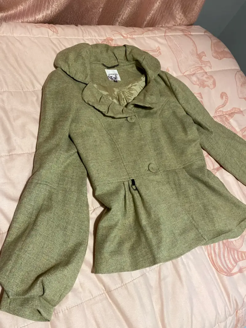 Chaqueta verde con volantes y mangas abullonadas - 2