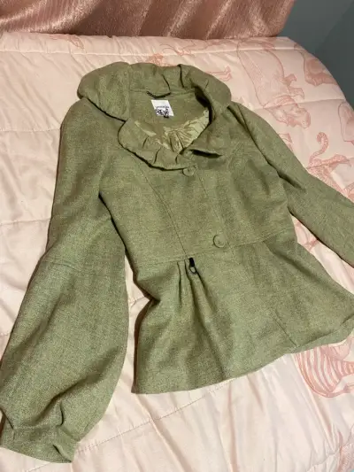Chaqueta verde con volantes y mangas abullonadas - miniatura 2