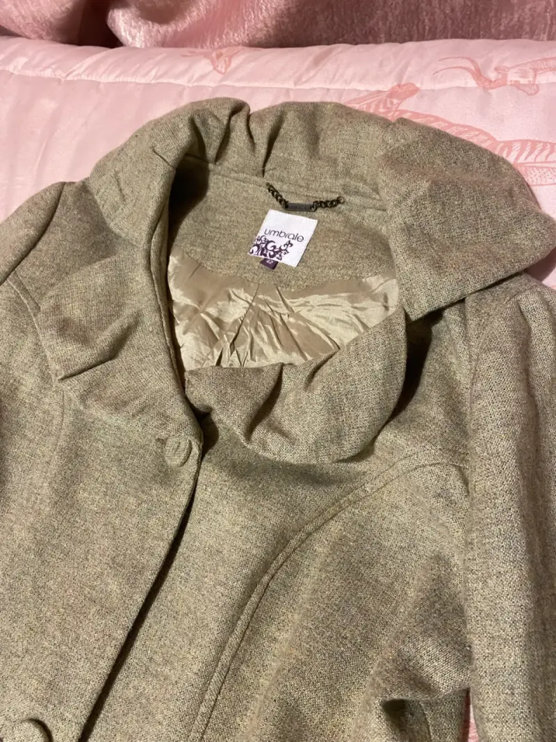 Chaqueta verde con volantes y mangas abullonadas - 3