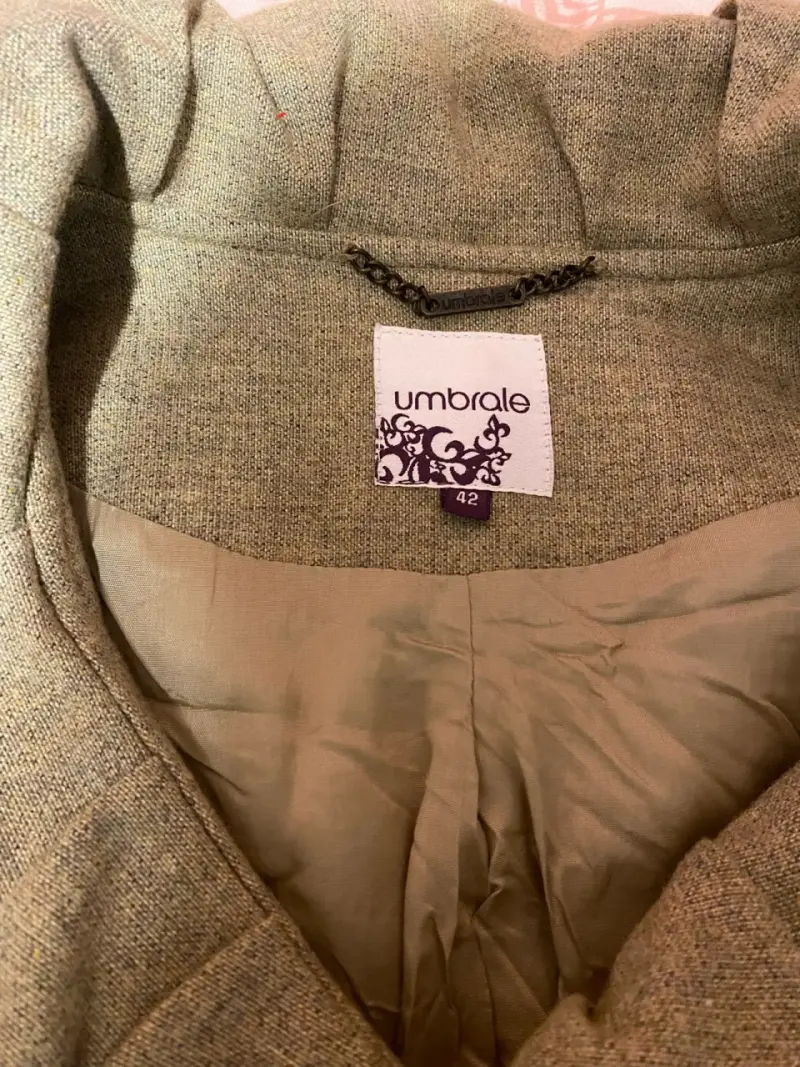Chaqueta verde con volantes y mangas abullonadas - 4