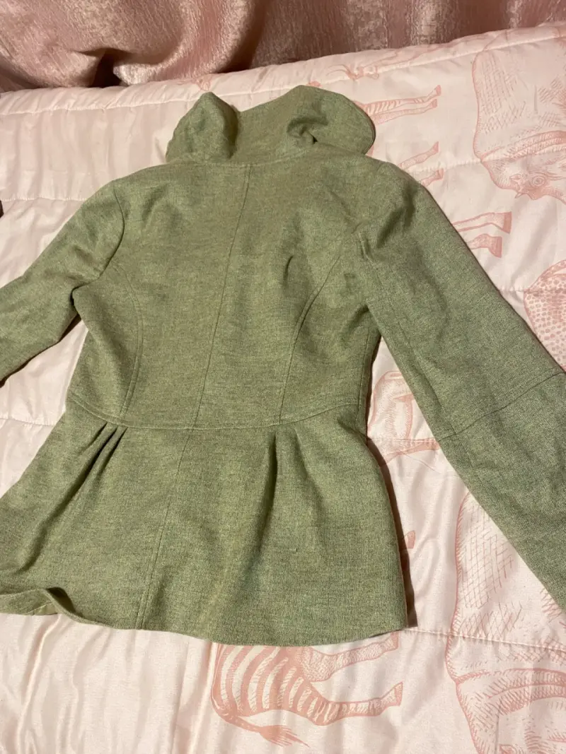 Chaqueta verde con volantes y mangas abullonadas - 5