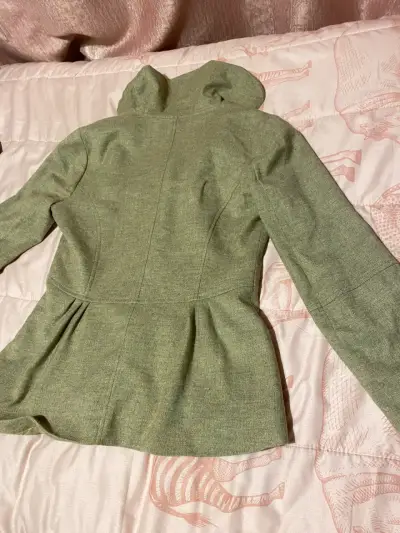 Chaqueta verde con volantes y mangas abullonadas - miniatura 5