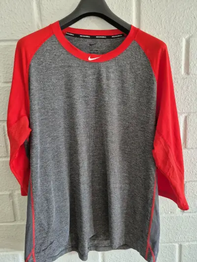 Polera Nike de béisbol gris y roja - miniatura 1