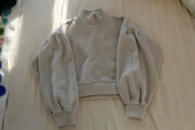 Suéter beige de lana con cuello alto - miniatura 1